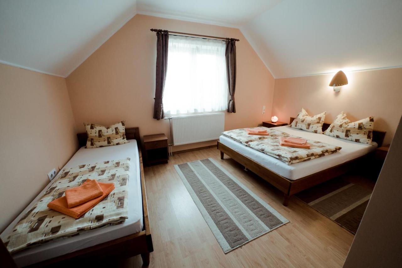 Nagy-Homorod Etterem Es Panzio Bed and Breakfast Rares Buitenkant foto